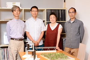 右より<br />長谷川浩己（武蔵野美術大学教授）<br />戸田知佐（多摩美術大学非常勤講師）<br />鈴木裕治<br />（明治大学兼任講師、東京電機大学非常勤講師）<br />三谷徹（千葉大学教授）